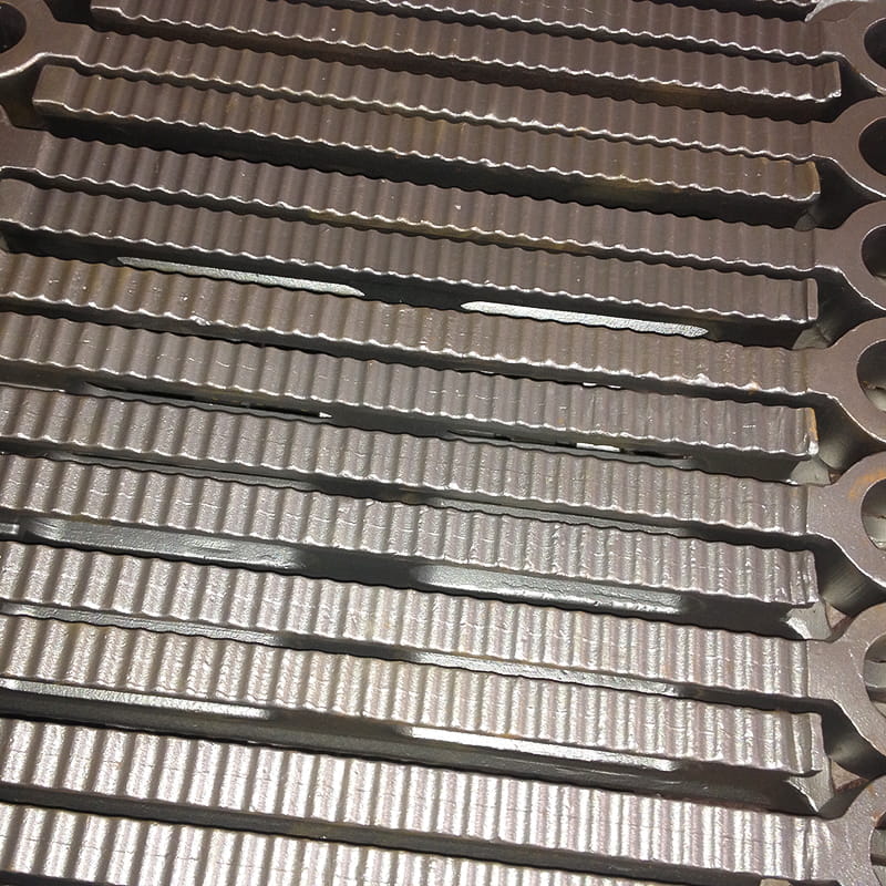 Zahnstangen aus Hochtemperatur-Hakenmaterial 1.4848 (GX40CrNiSi25-20).